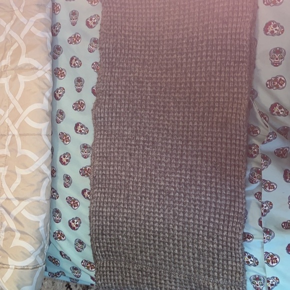 J Crew Gray Infinity Scarf excellent condition Wool Cashmere blend.  Super soft - Picture 7 of 7